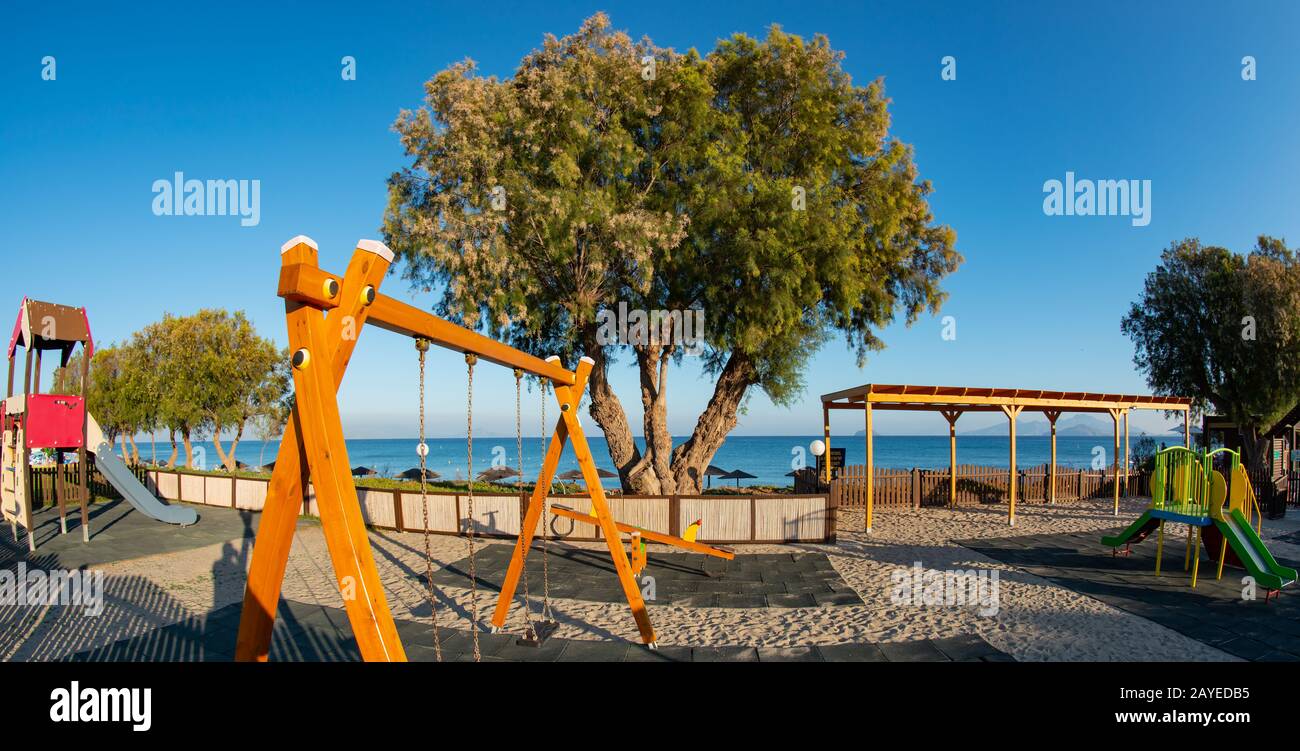 Parco giochi con vista sul Mediterraneo a sud sull'isola di Kos Grecia Foto Stock