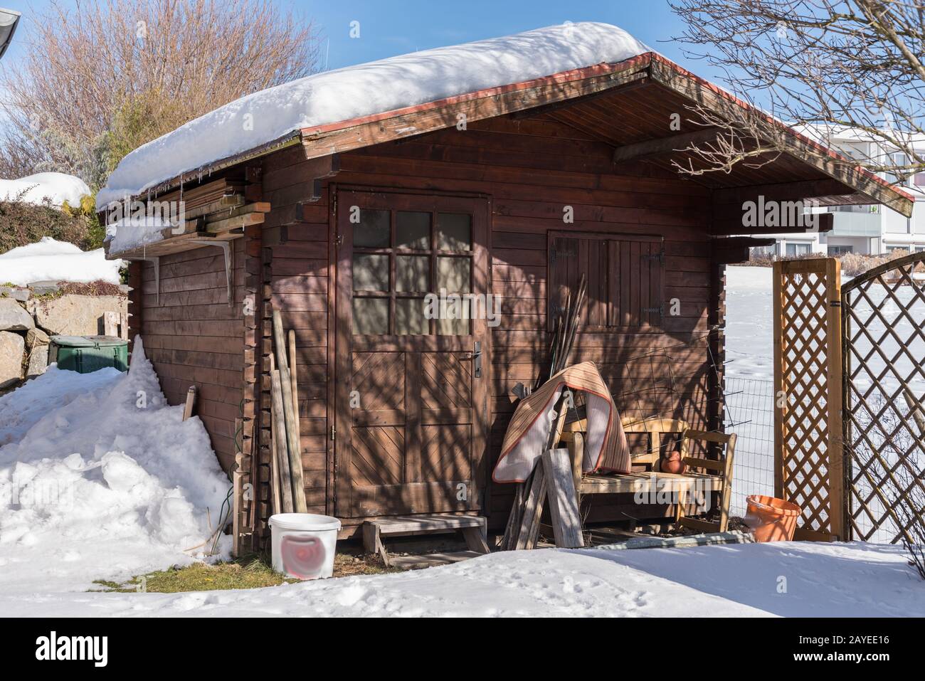 Capanna in legno coperta di neve in giardino - gazebo in paesaggio invernale Foto Stock Capanna in legno coperta di neve in giardino - gazebo in paesaggio invernale Foto Stock