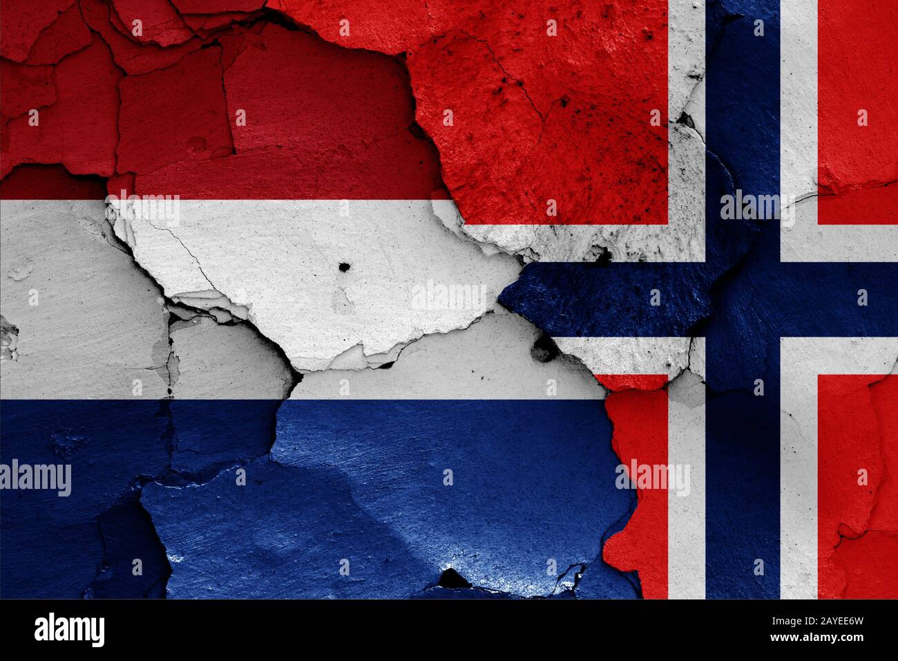 Bandiere di Paesi Bassi e la Norvegia dipinta sulla parete incrinato Foto Stock