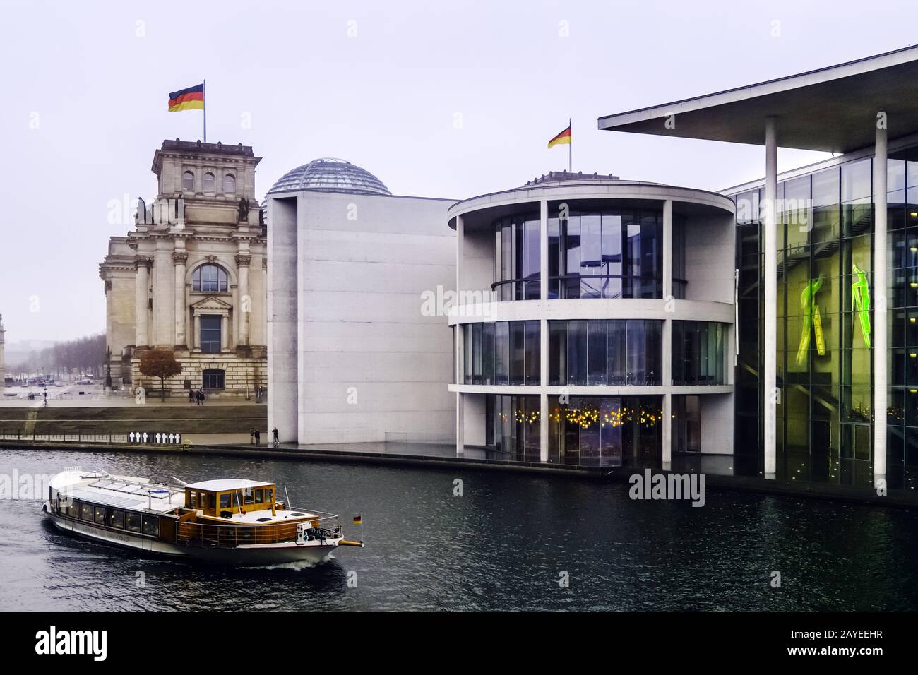 Sprea di fronte al Reichstag, Berlino, Germania Foto Stock