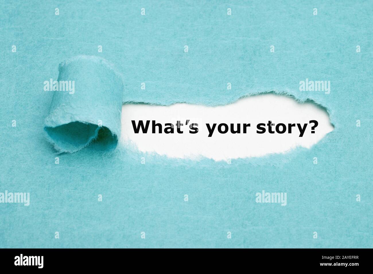 Domanda che cosa è La vostra storia che compare dietro la carta blu strappata. Foto Stock
