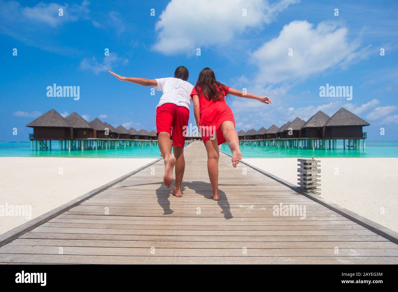 Coppia giovane sulla spiaggia tropicale molo sull isola perfetta Foto Stock