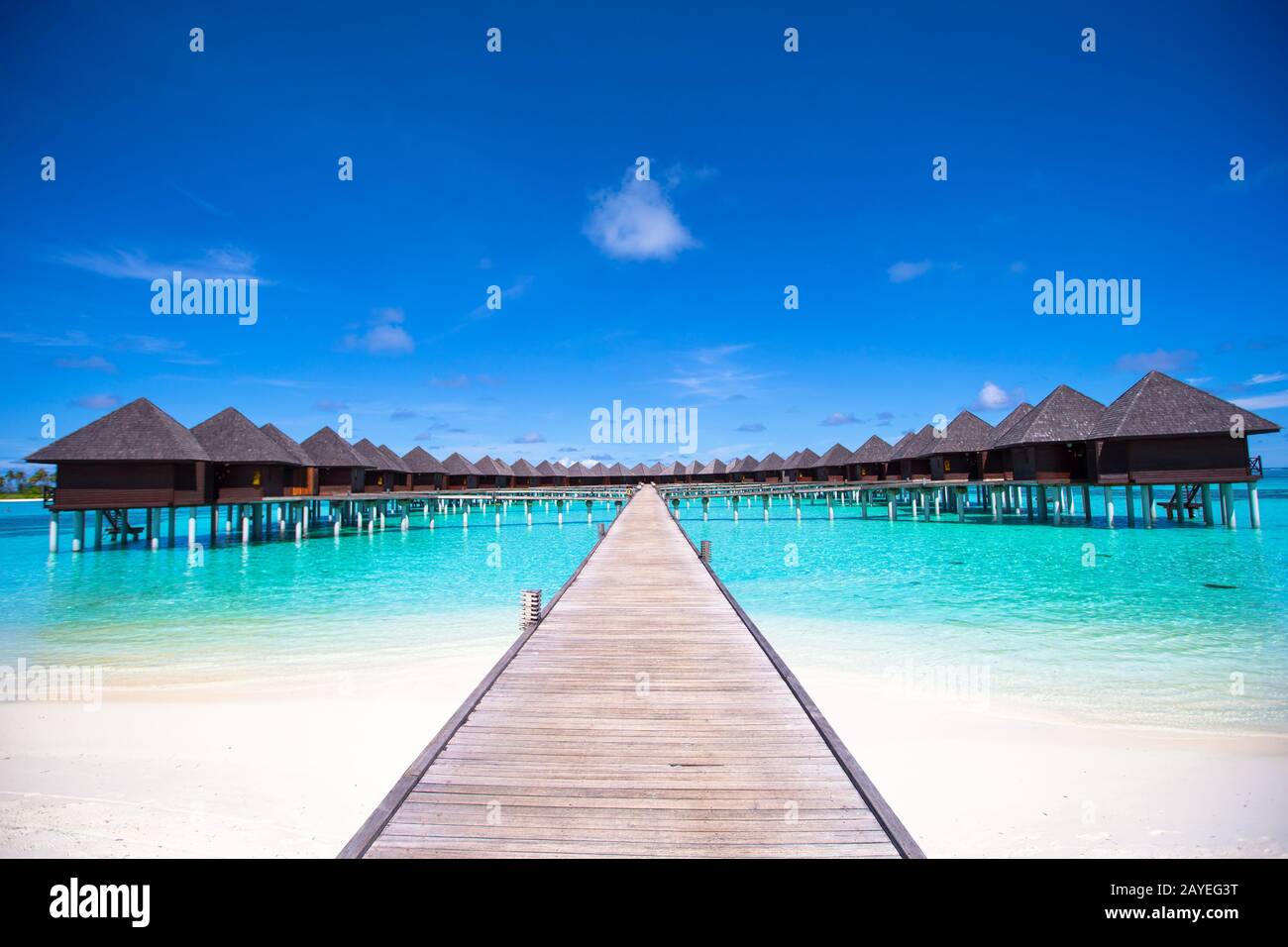I bungalow sull'acqua e pontile in legno alle Maldive Foto Stock