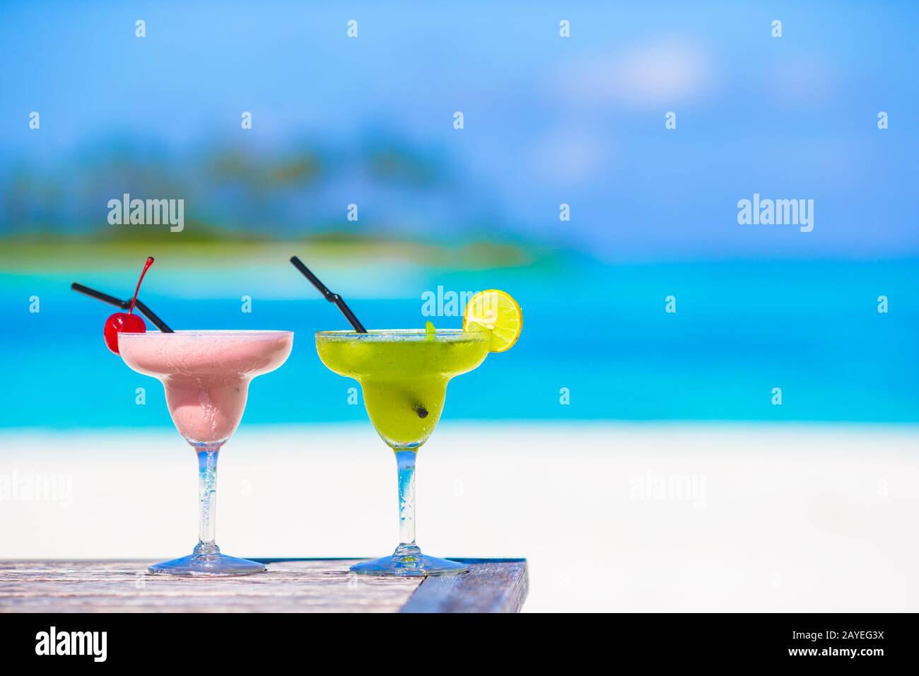 Due gustosi cocktail tropicale sulla spiaggia di sabbia bianca Foto Stock