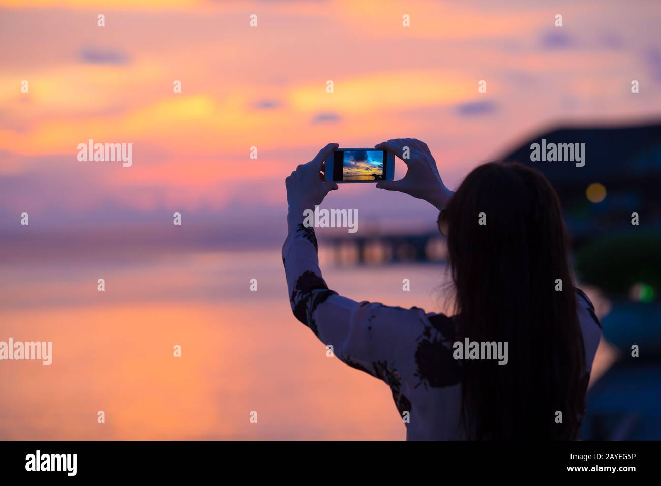 Bellissimo tramonto colorato in isola tropicale a Maldive Foto Stock