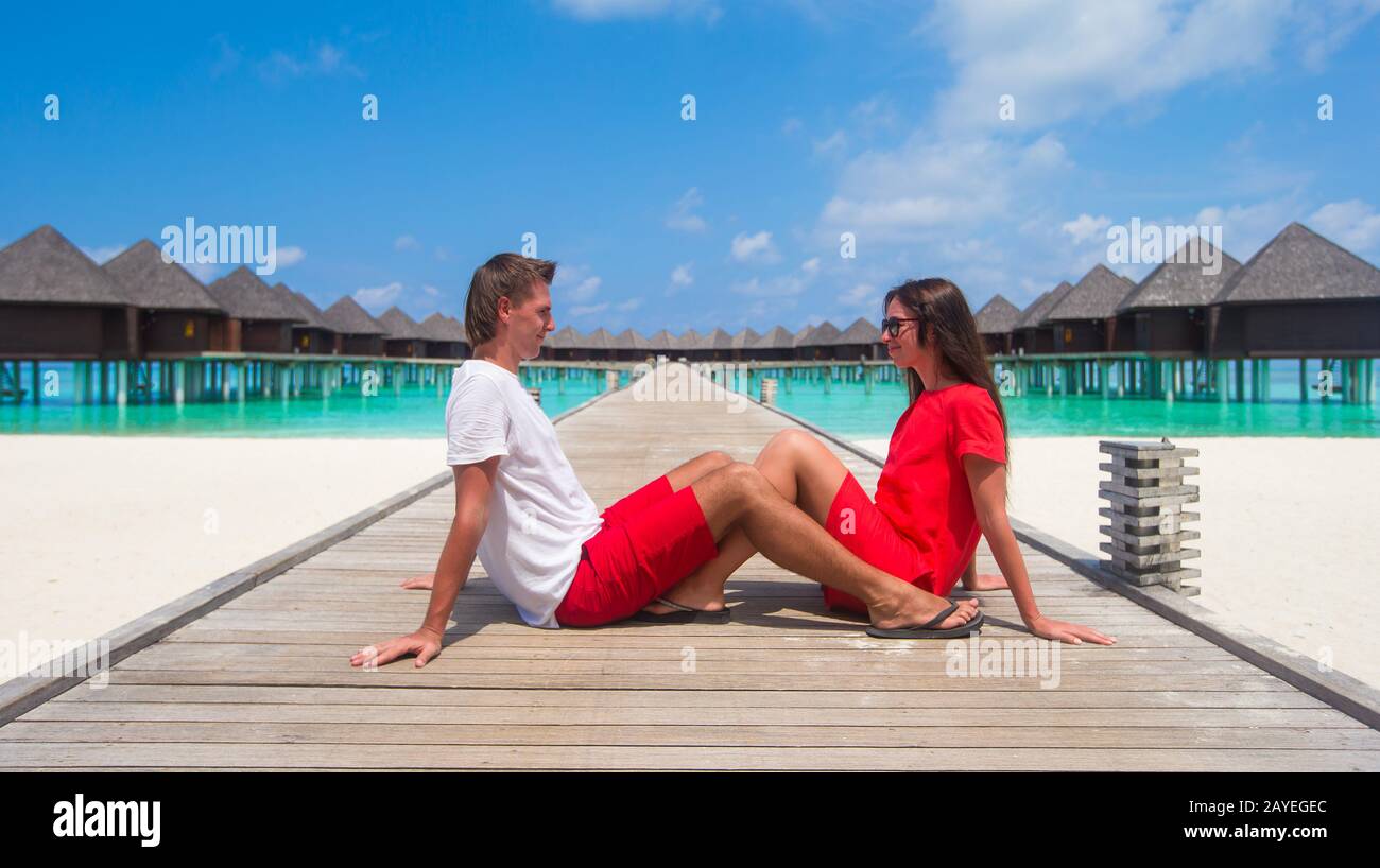 Coppia giovane sulla spiaggia tropicale molo sull isola perfetta Foto Stock