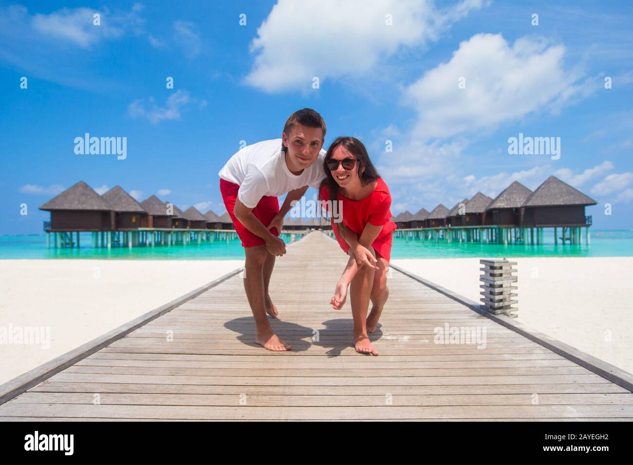 Coppia giovane sulla spiaggia tropicale molo sull isola perfetta Foto Stock