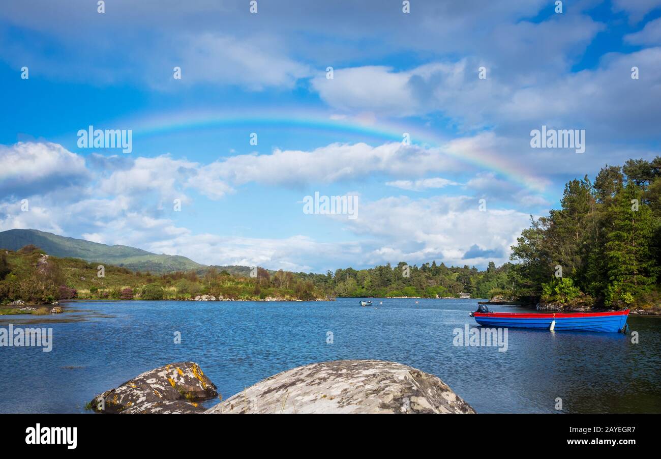 Rainbow su Bantry Bay in Irlanda Foto Stock