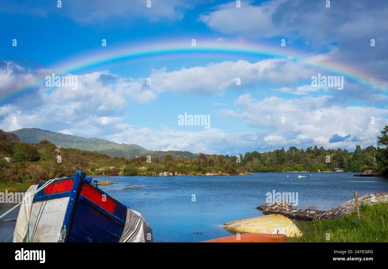 Rainbow su Bantry Bay in Irlanda Foto Stock