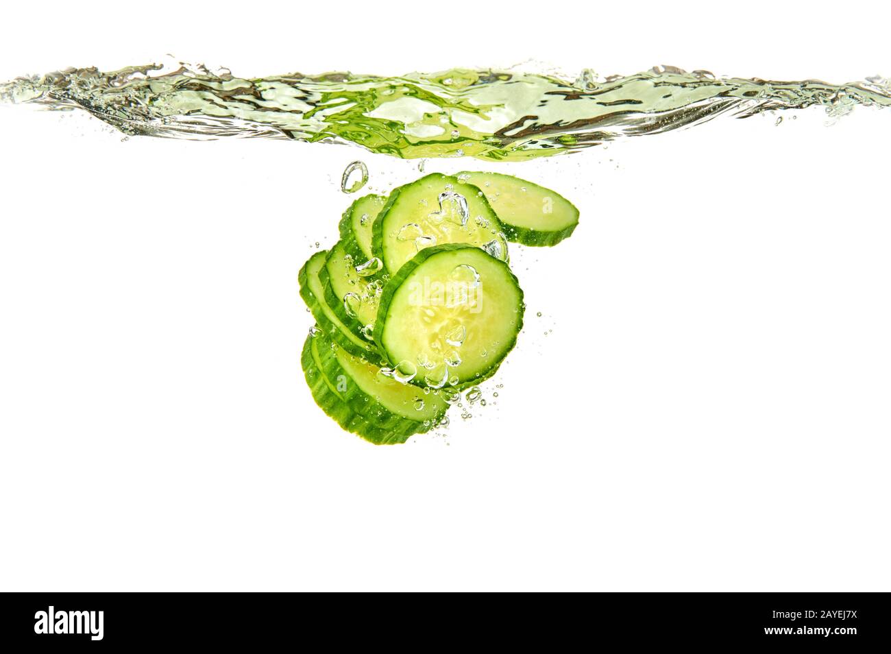 Cetrioli a fette spruzzi d'acqua isolati su sfondo bianco. Foto verticale. Concetto idratante per la pelle Foto Stock