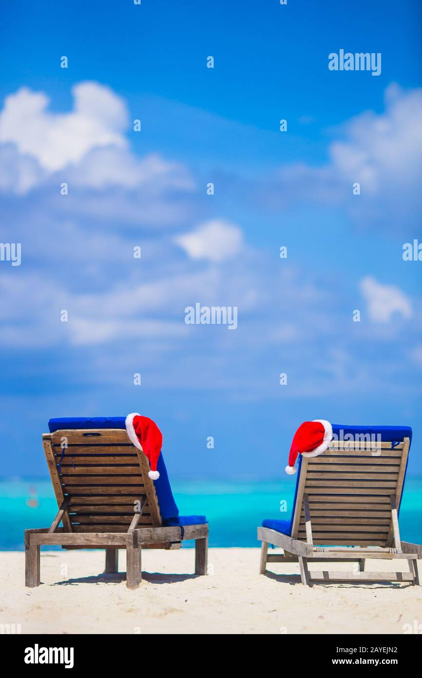 Santa Red Hat e calza di Natale sulla sedia longue al tropical spiaggia bianca Foto Stock