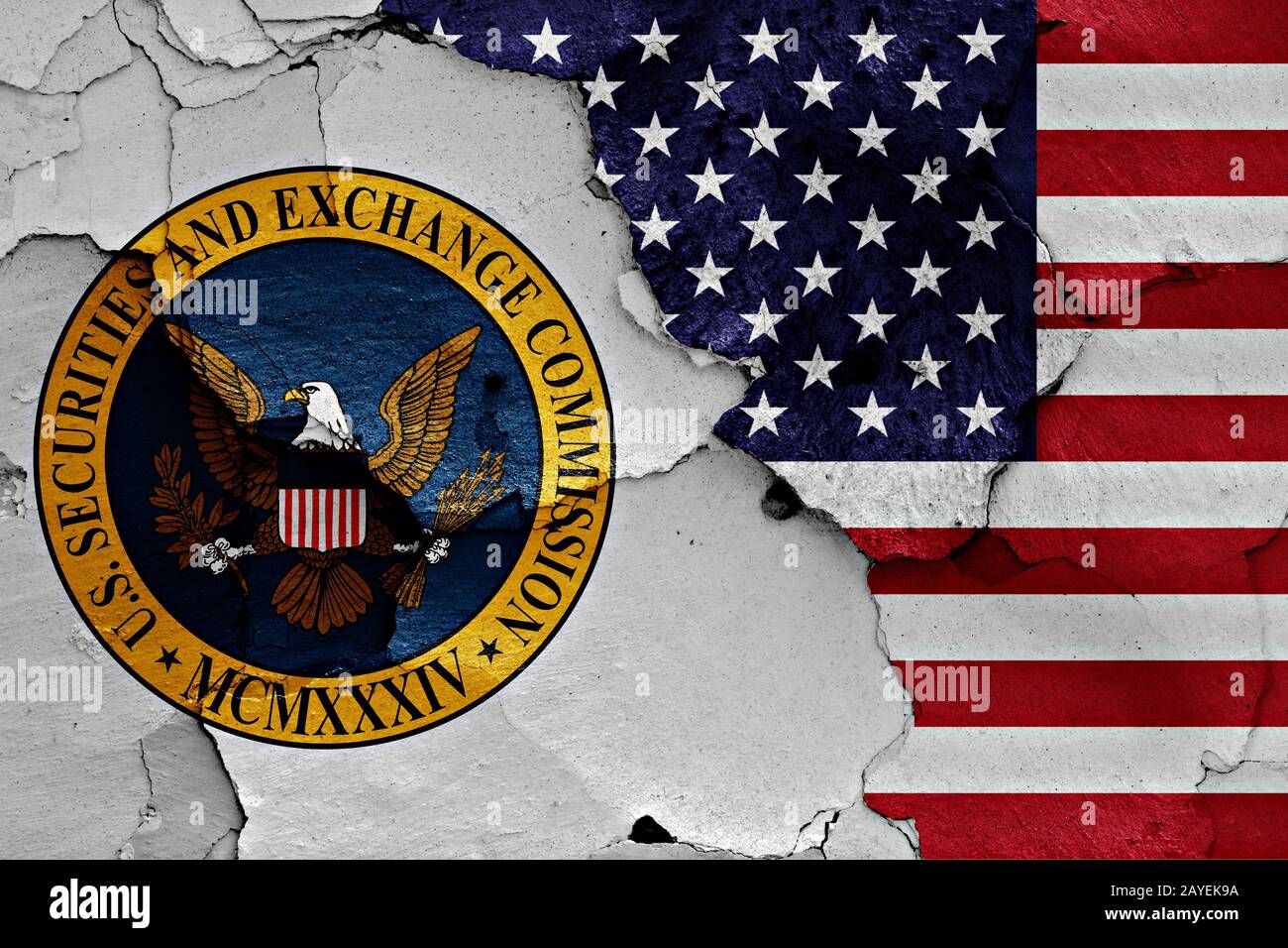 Le bandiere della Securities and Exchange Commission e USA dipinta sulla parete incrinato Foto Stock