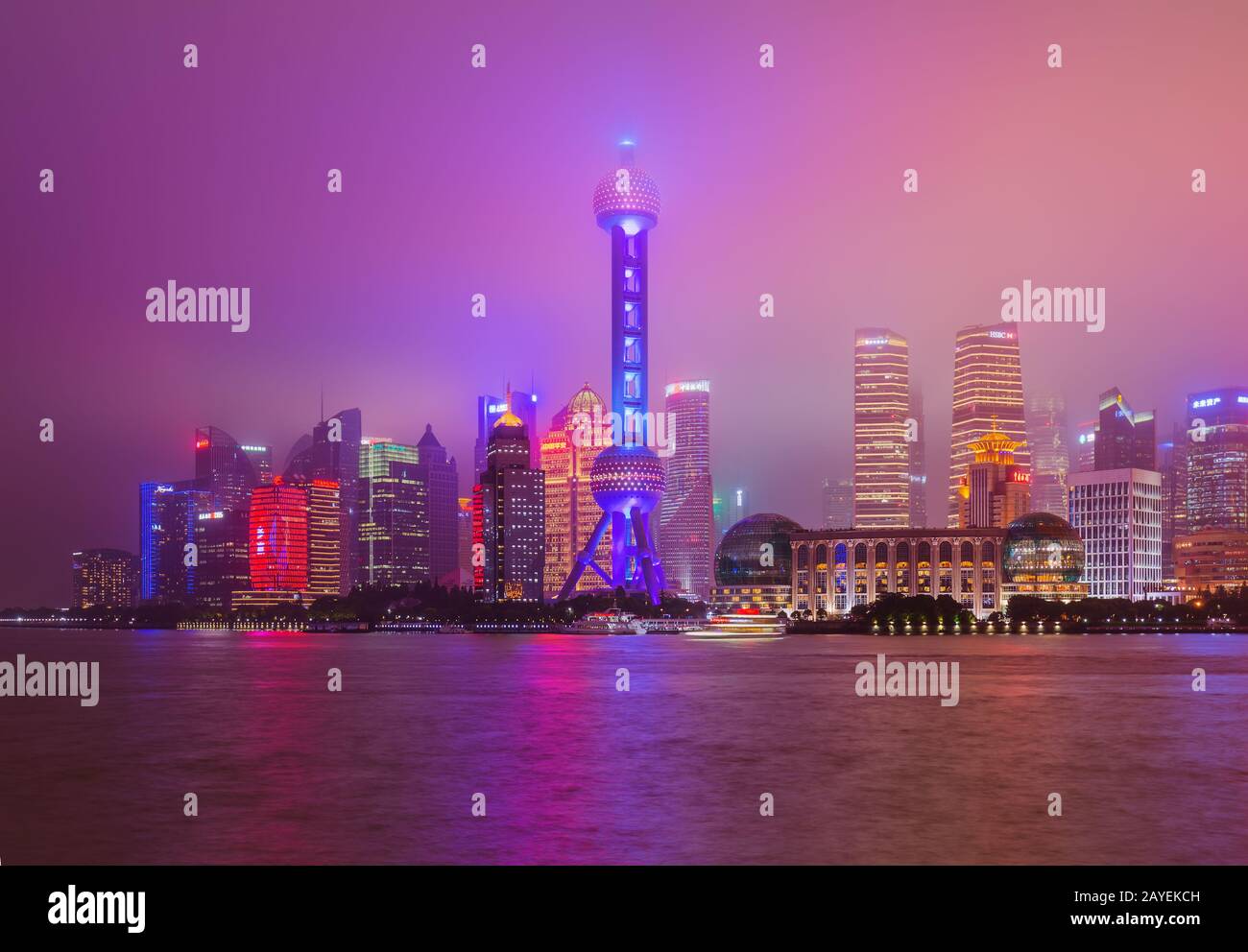 Shanghai, Cina - 21 maggio 2018: Una vista notturna del moderno skyline di Pudong a Shanghai, Cina Foto Stock