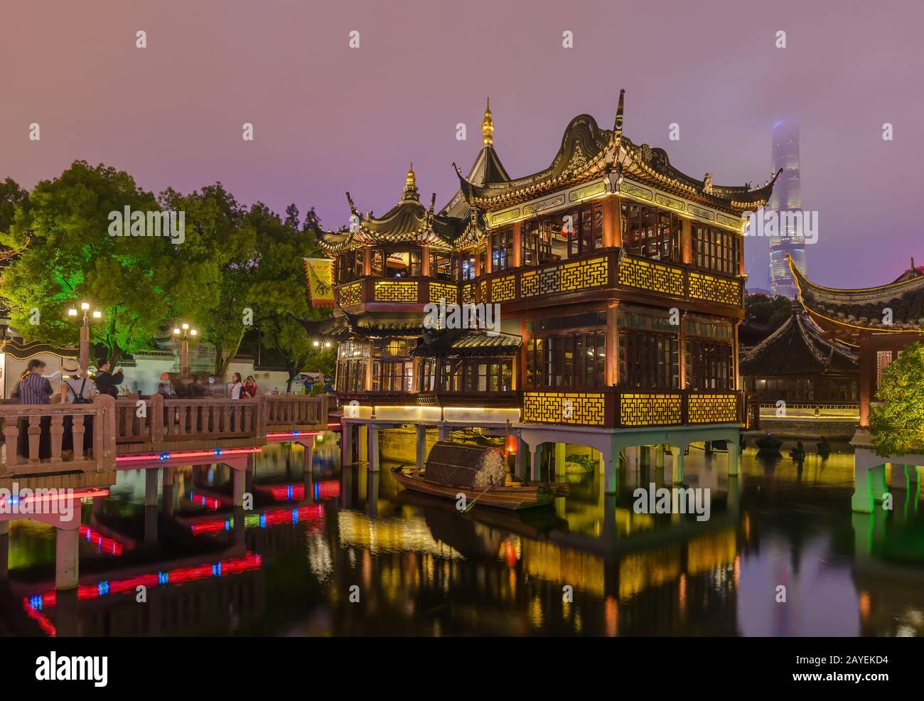 Shanghai, Cina - 22 maggio 2018: Vecchia strada vicino al giardino Yuyuan (Giardino della felicità) nel centro di Shanghai Foto Stock
