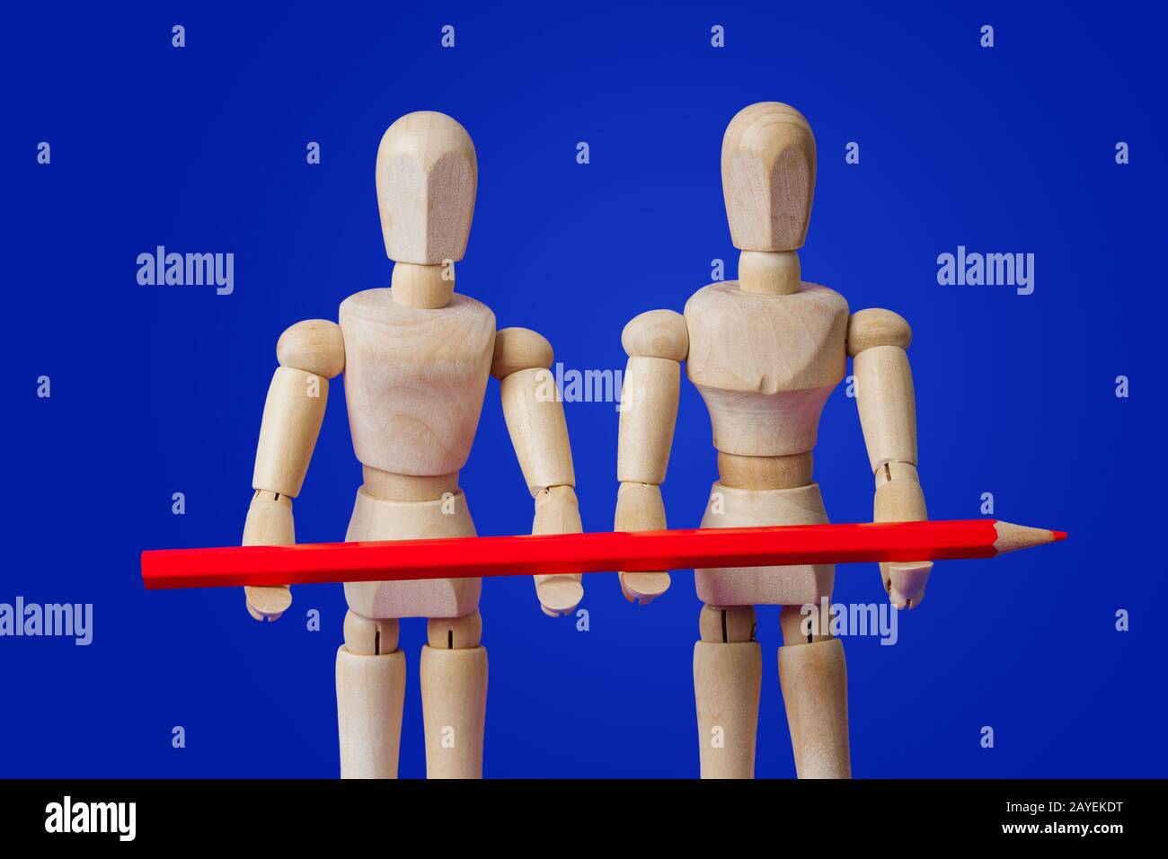 Giocattolo di legno figure con matita su blu Foto Stock
