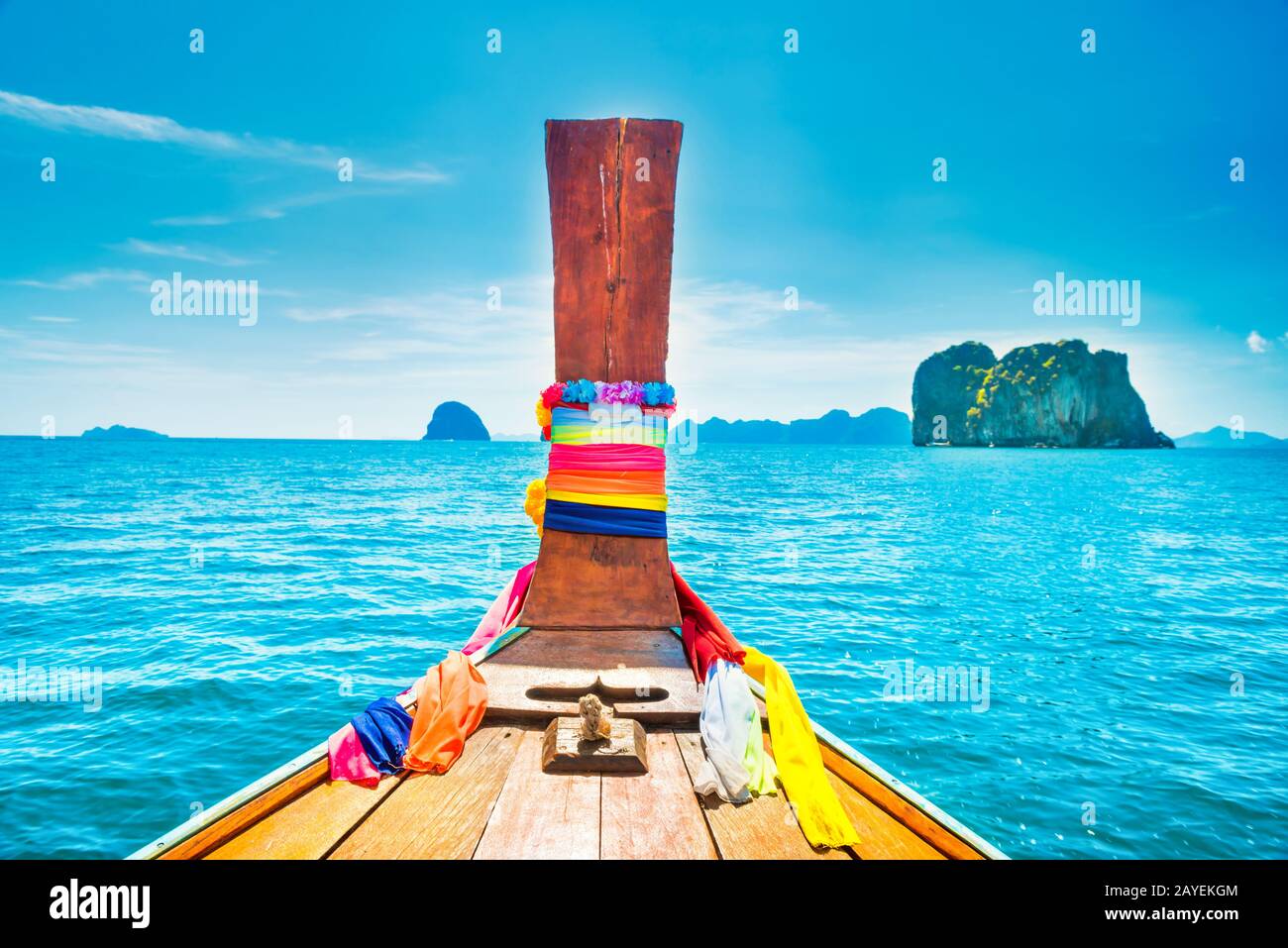 Vista dalla testa della barca tradizionale al mare e alle isole Foto Stock
