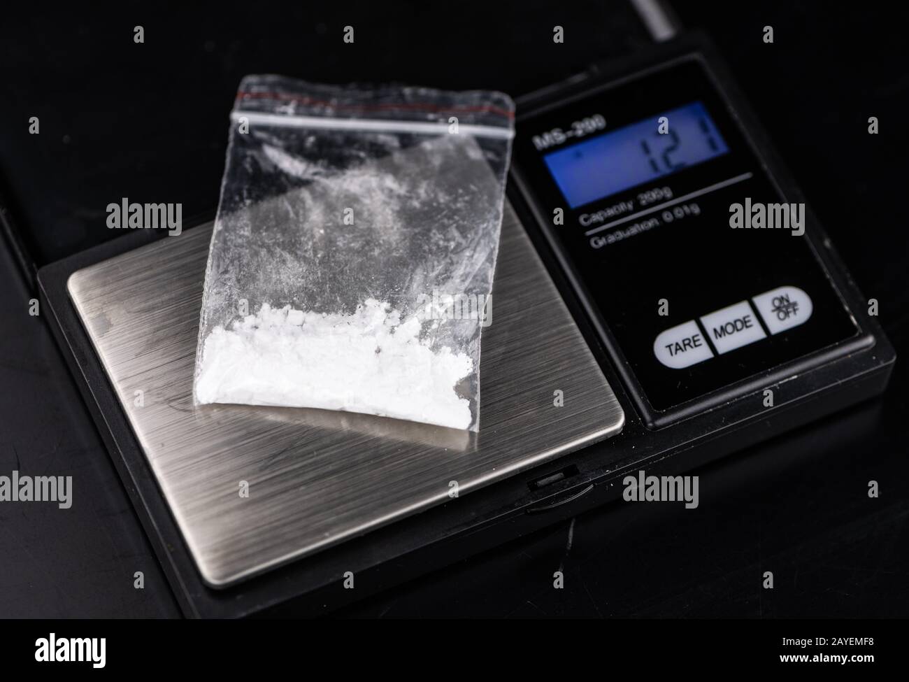 Porzione di Cocaine su una piastra scura come dettagliato primo piano Foto Stock