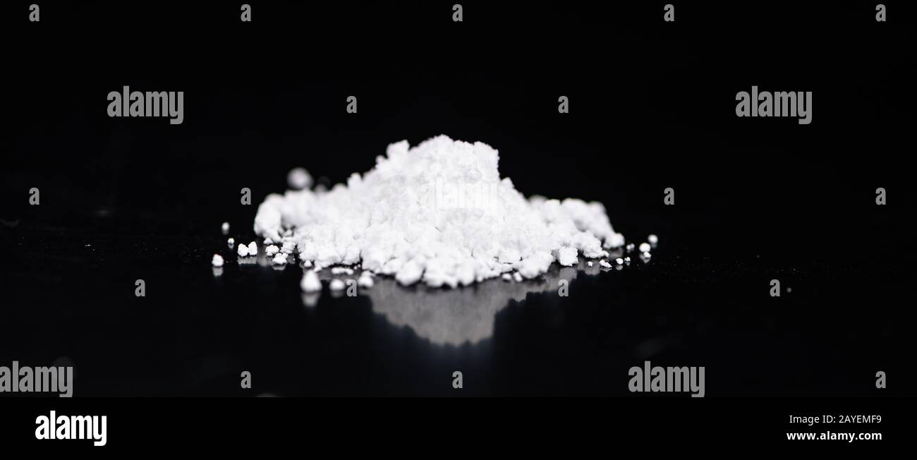 Piatto scuro con una porzione di cocaina come primo piano Foto Stock