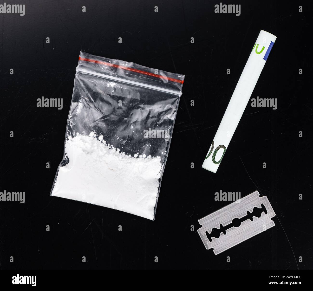 Piatto scuro con una porzione di cocaina come primo piano Foto Stock