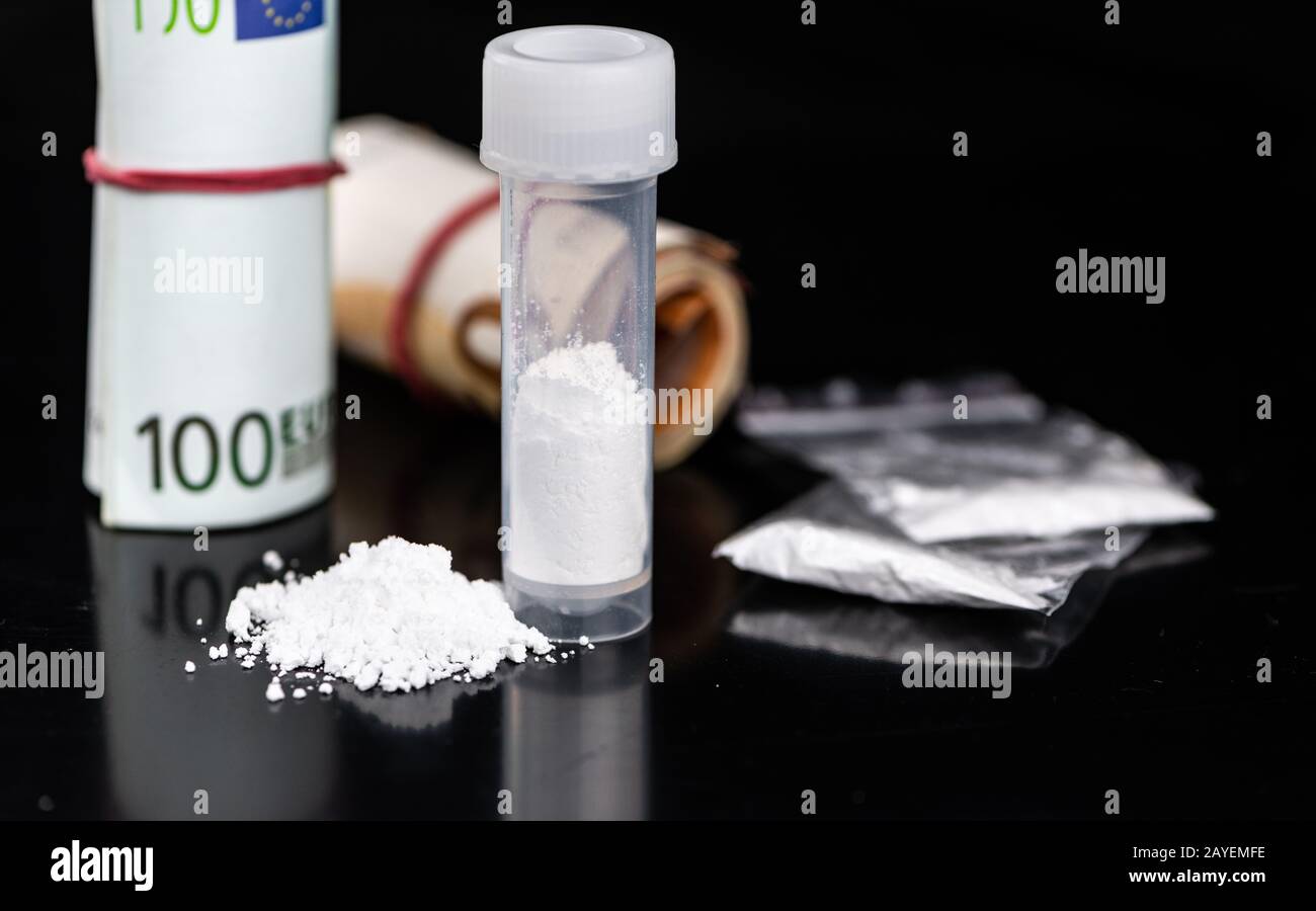 Porzione di Cocaine su una piastra scura come dettagliato primo piano Foto Stock