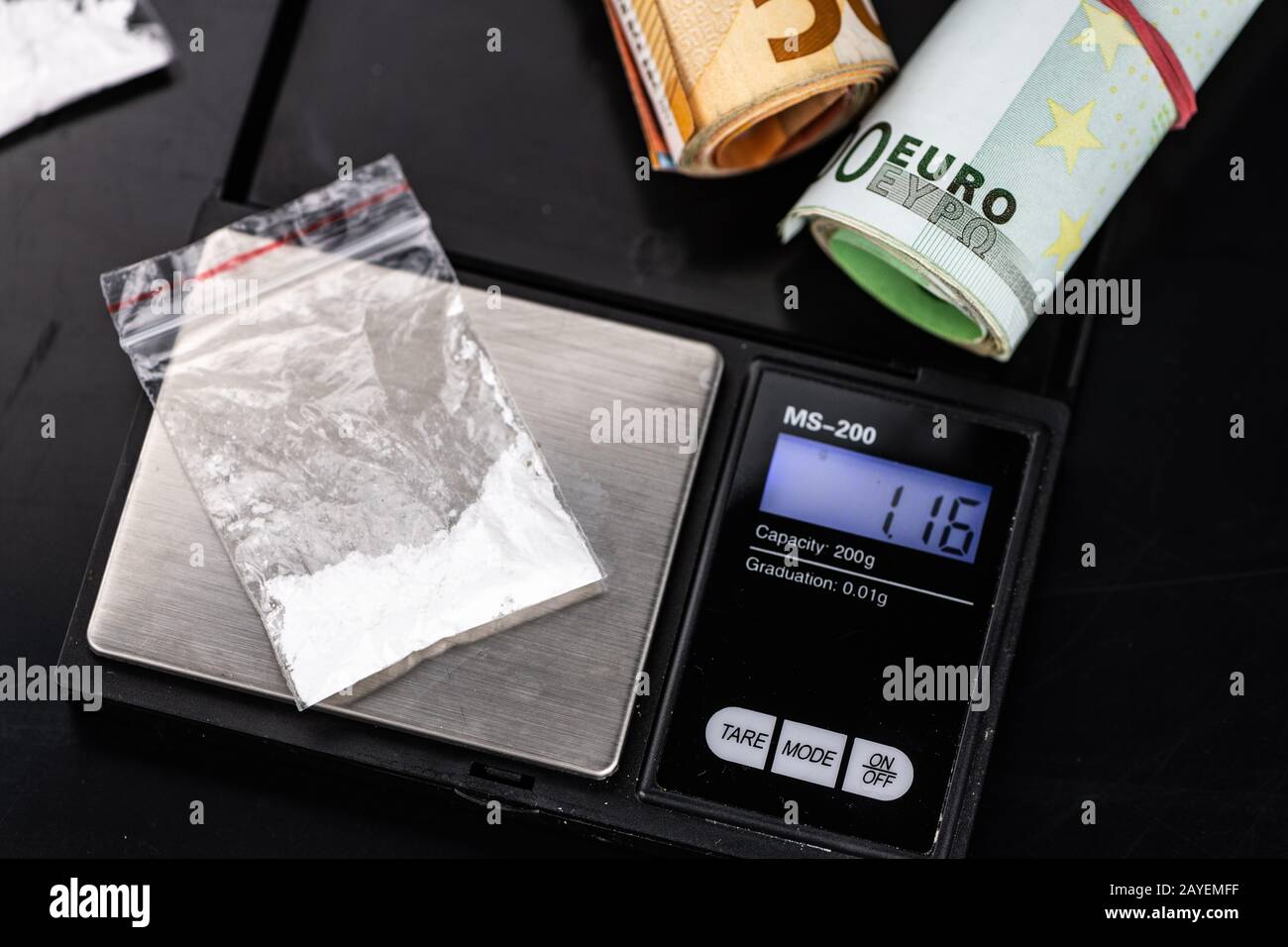 Piatto scuro con una porzione di cocaina come primo piano Foto Stock