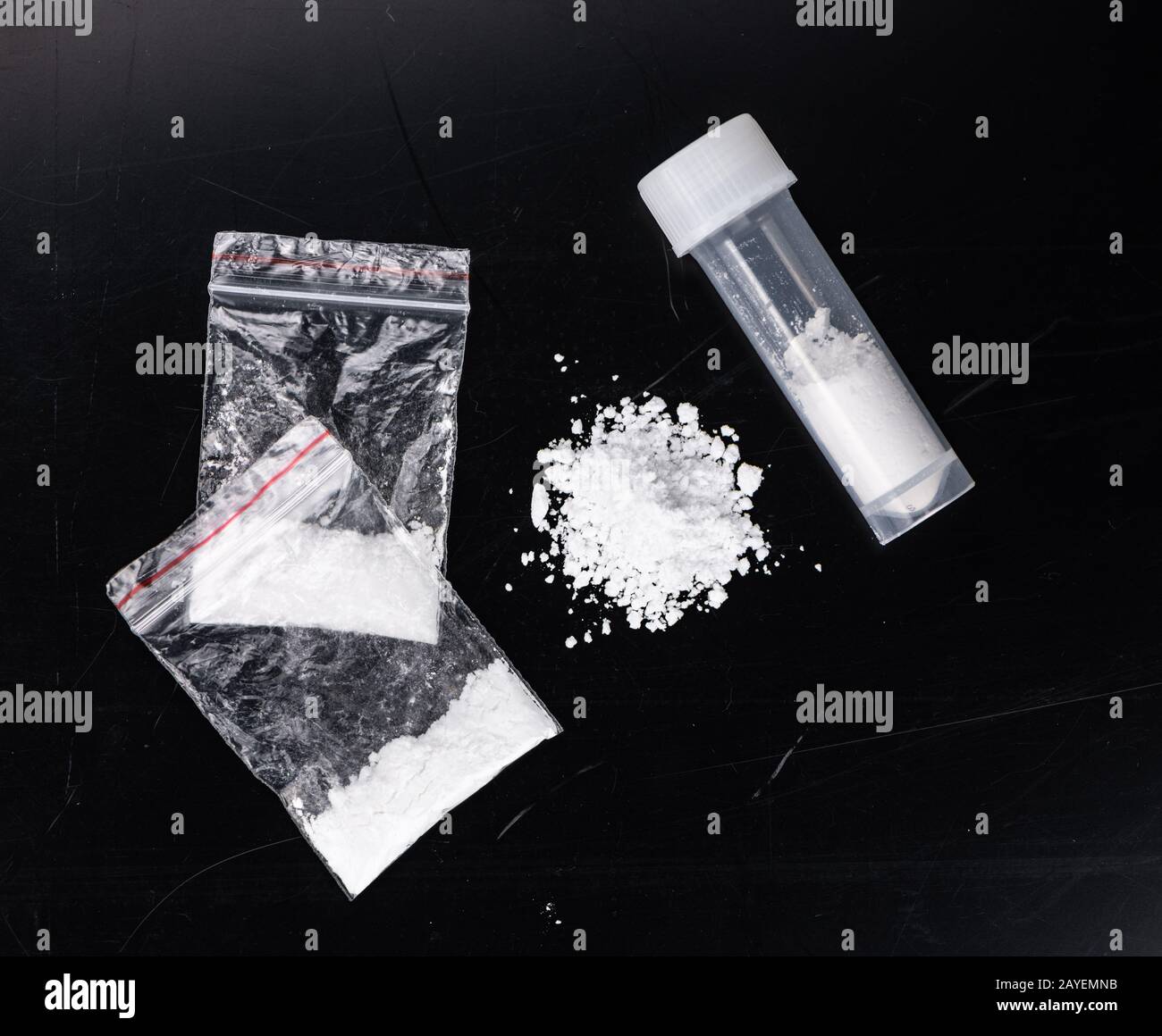 Piatto scuro con una porzione di cocaina come primo piano Foto Stock
