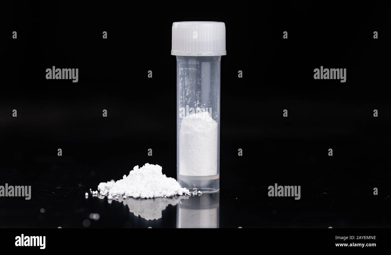 Porzione di Cocaine su una piastra scura come dettagliato primo piano Foto Stock