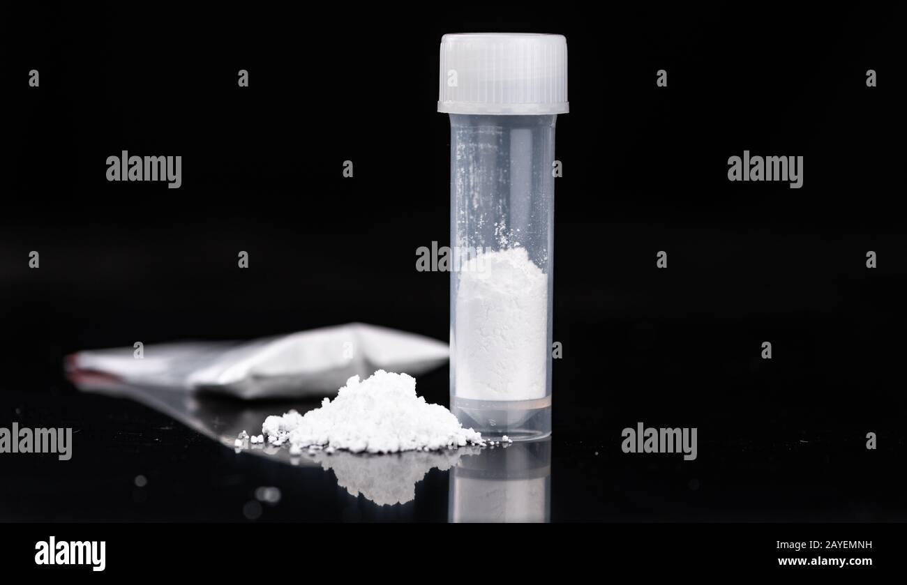 Cocaina su un piatto scuro come dettagliato close-up shot Foto Stock