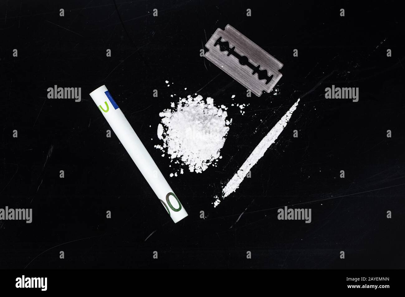 Porzione di Cocaine su una piastra scura come dettagliato primo piano Foto Stock
