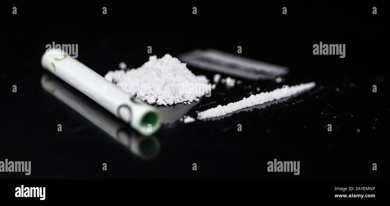Cocaina su un piatto scuro come dettagliato close-up shot Foto Stock