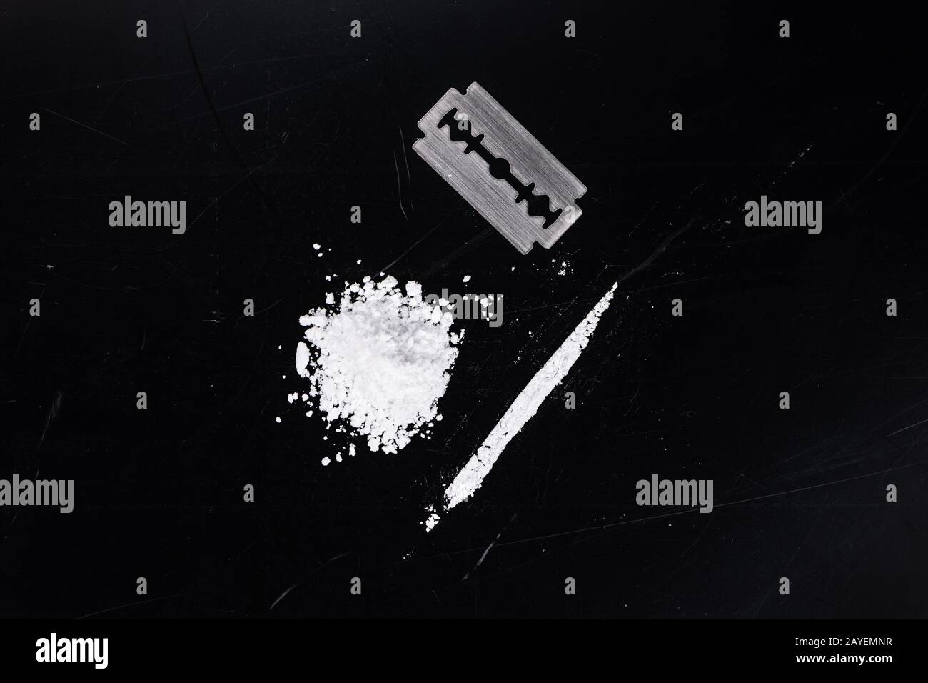 Piatto scuro con una porzione di cocaina come primo piano Foto Stock