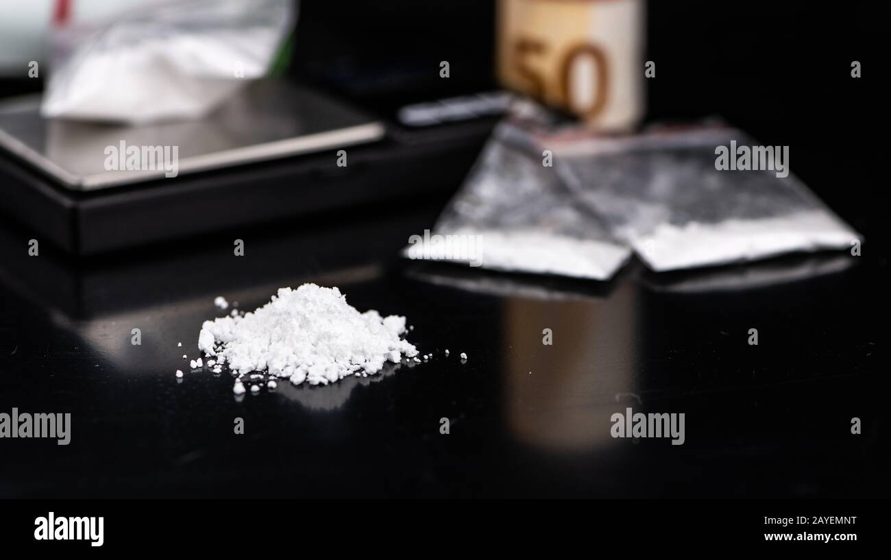 Porzione di Cocaine su una piastra scura come dettagliato primo piano Foto Stock