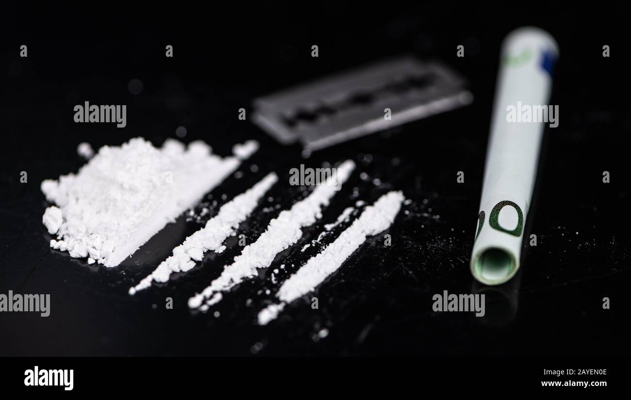 Cocaina su un piatto scuro come dettagliato close-up shot Foto Stock