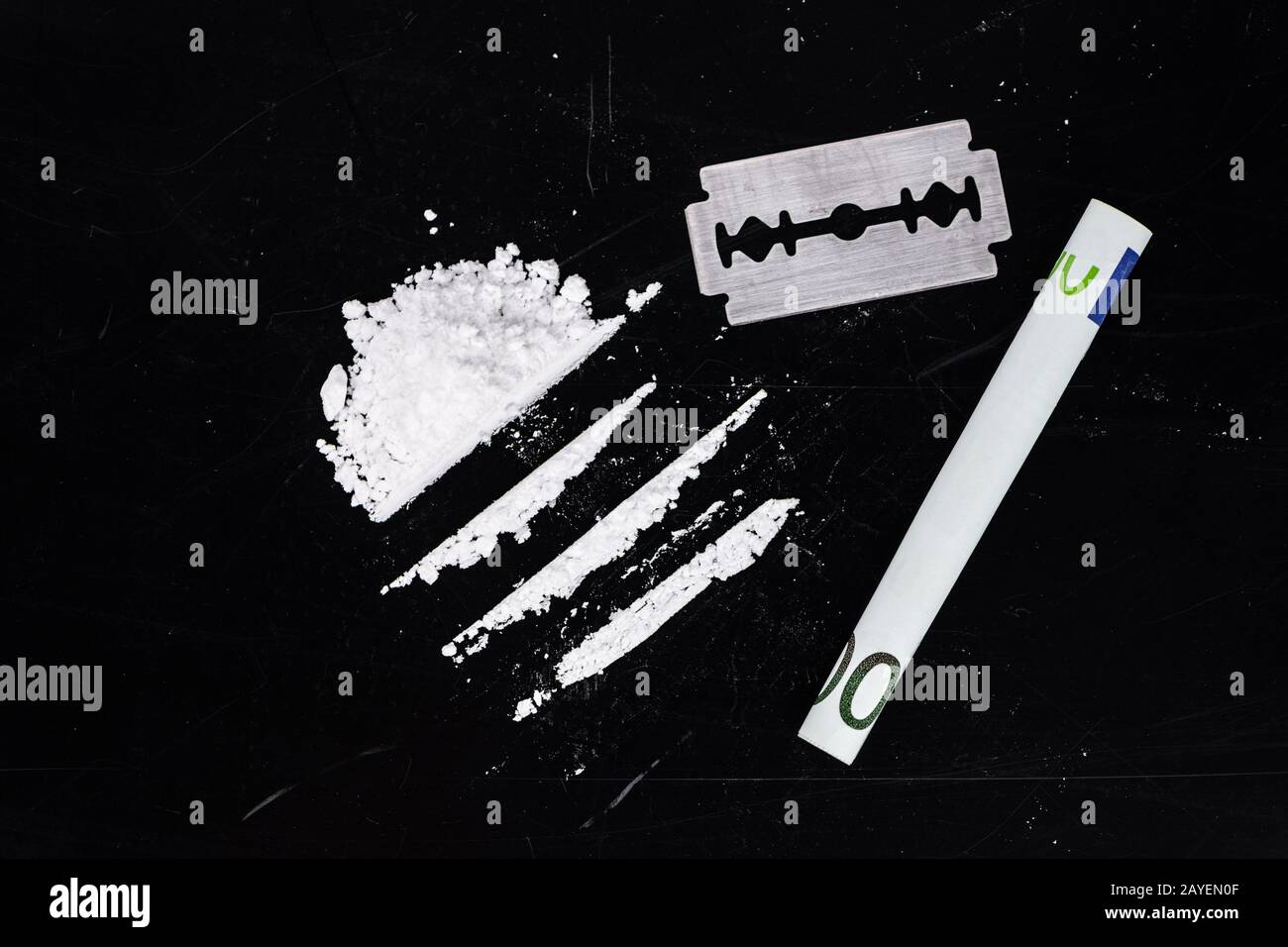 Porzione di Cocaine su una piastra scura come dettagliato primo piano Foto Stock