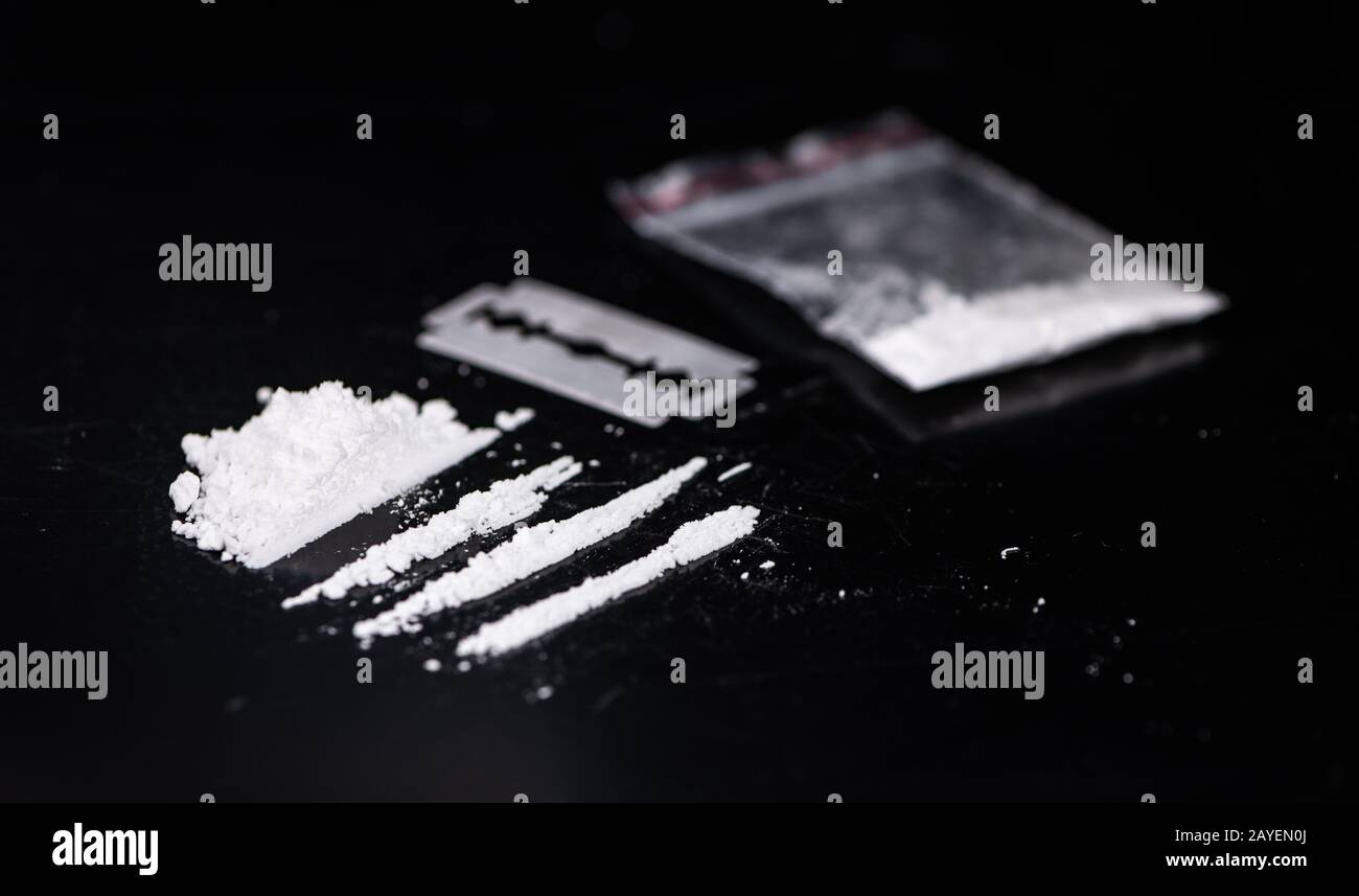 Piatto scuro con una porzione di cocaina come primo piano Foto Stock