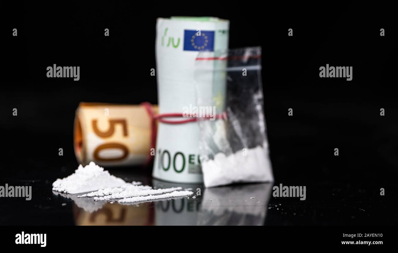 Piatto scuro con una porzione di cocaina come primo piano Foto Stock