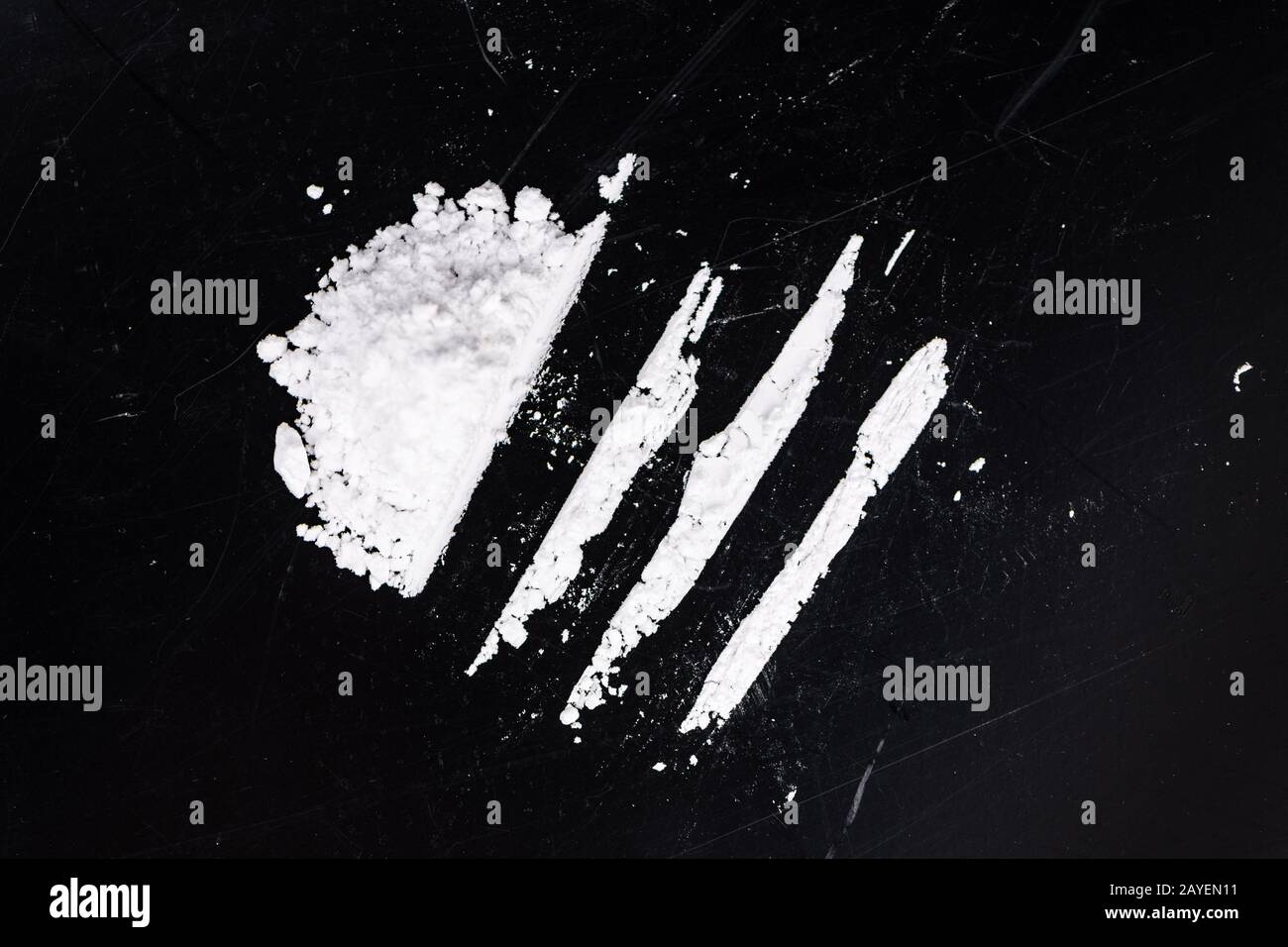 Porzione di Cocaine su una piastra scura come dettagliato primo piano Foto Stock