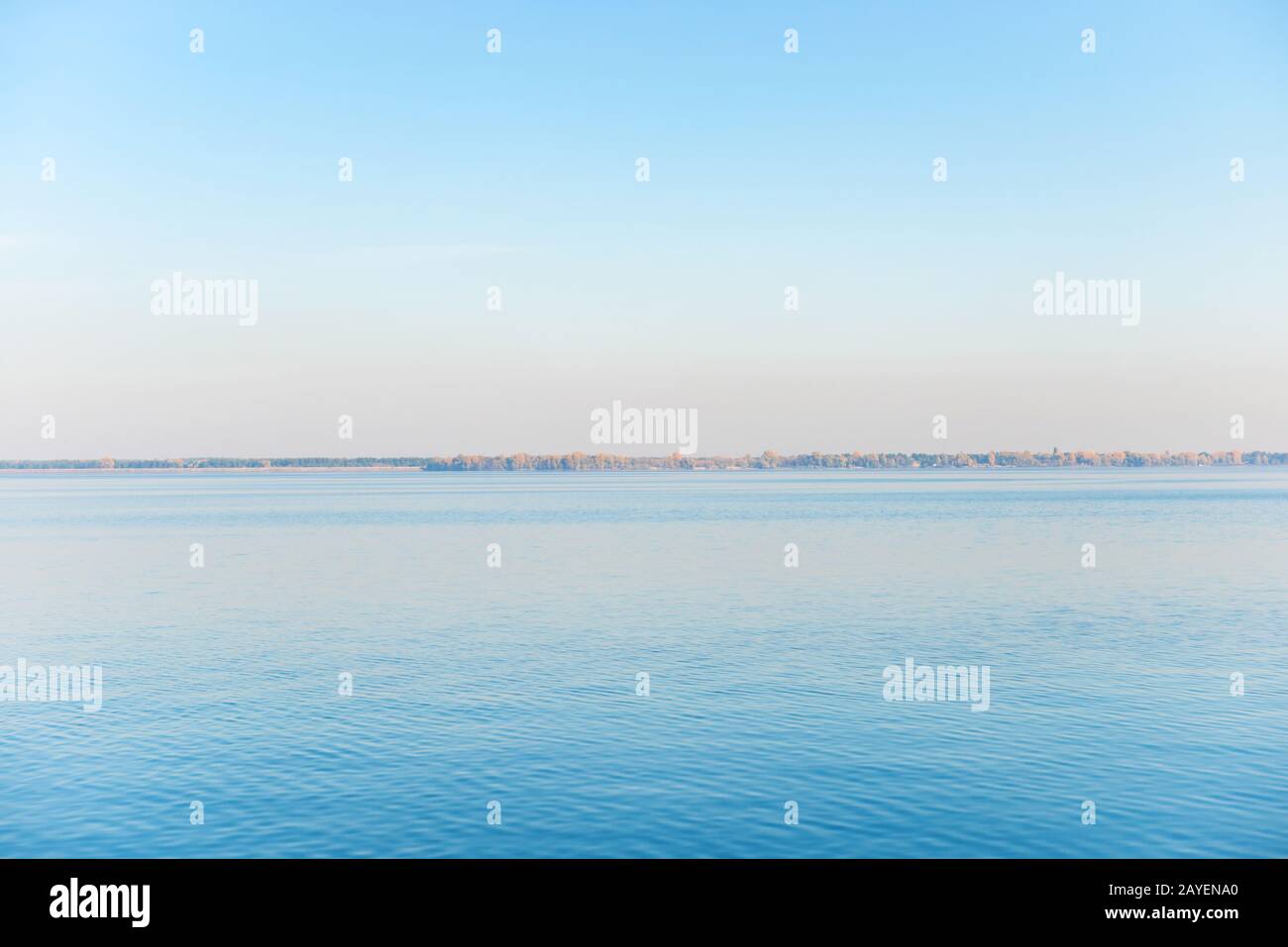 Tranquillo paesaggio con acqua di mare Foto Stock