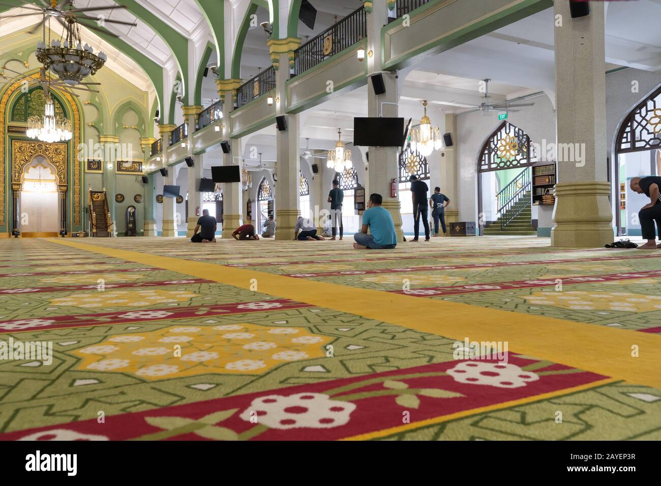 Singapore, Singapore - 14 gennaio 2020: Dentro la moschea musulmana del sultano a Singapore, la gente prega. Immagini generali di viaggio Foto Stock