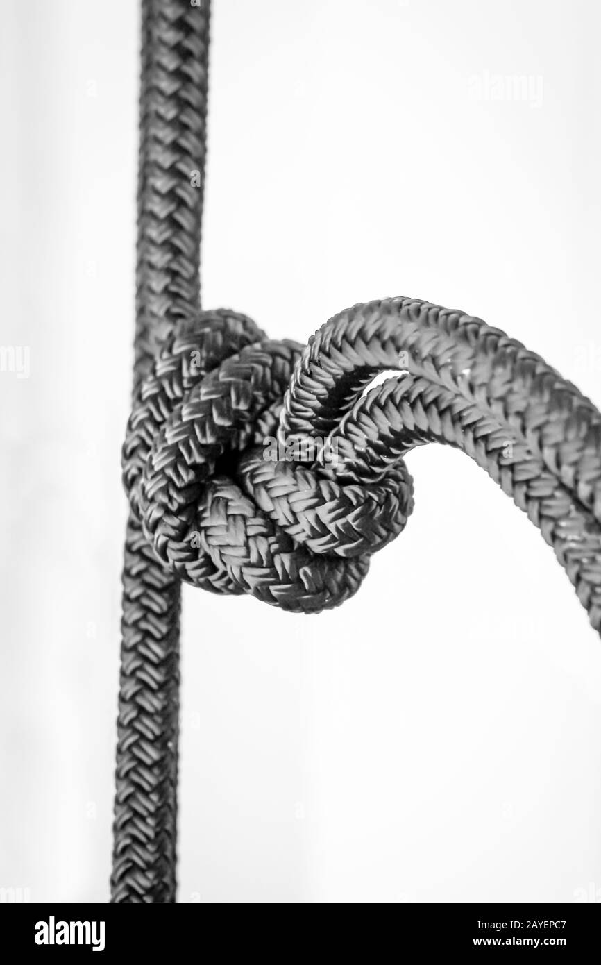 Una corda con un nodo, primo piano di un nodo nella corda Foto Stock