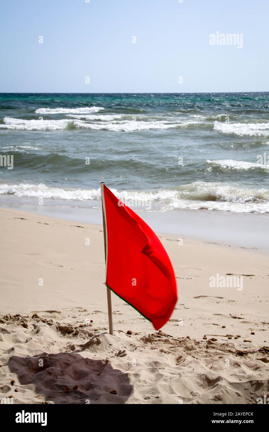 Le bandiere sulla spiaggia indicano pericoli come meduse, undercurrent e altri pericoli Foto Stock