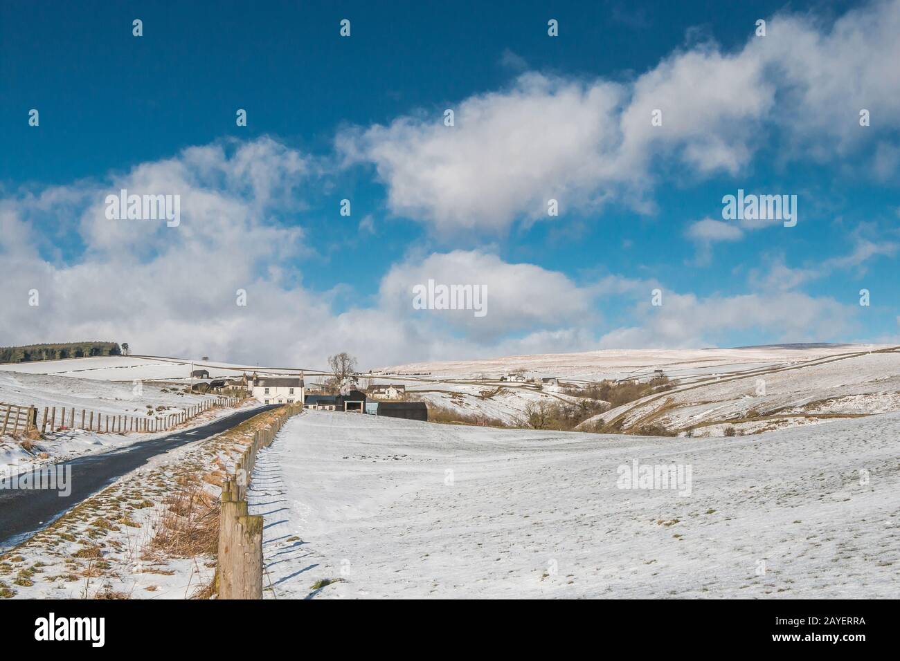 Le fattorie di collina imbiancate non sono così cospicue quando il paesaggio è coperto di neve. Ettersgill, Upper Teesdale, Regno Unito Foto Stock