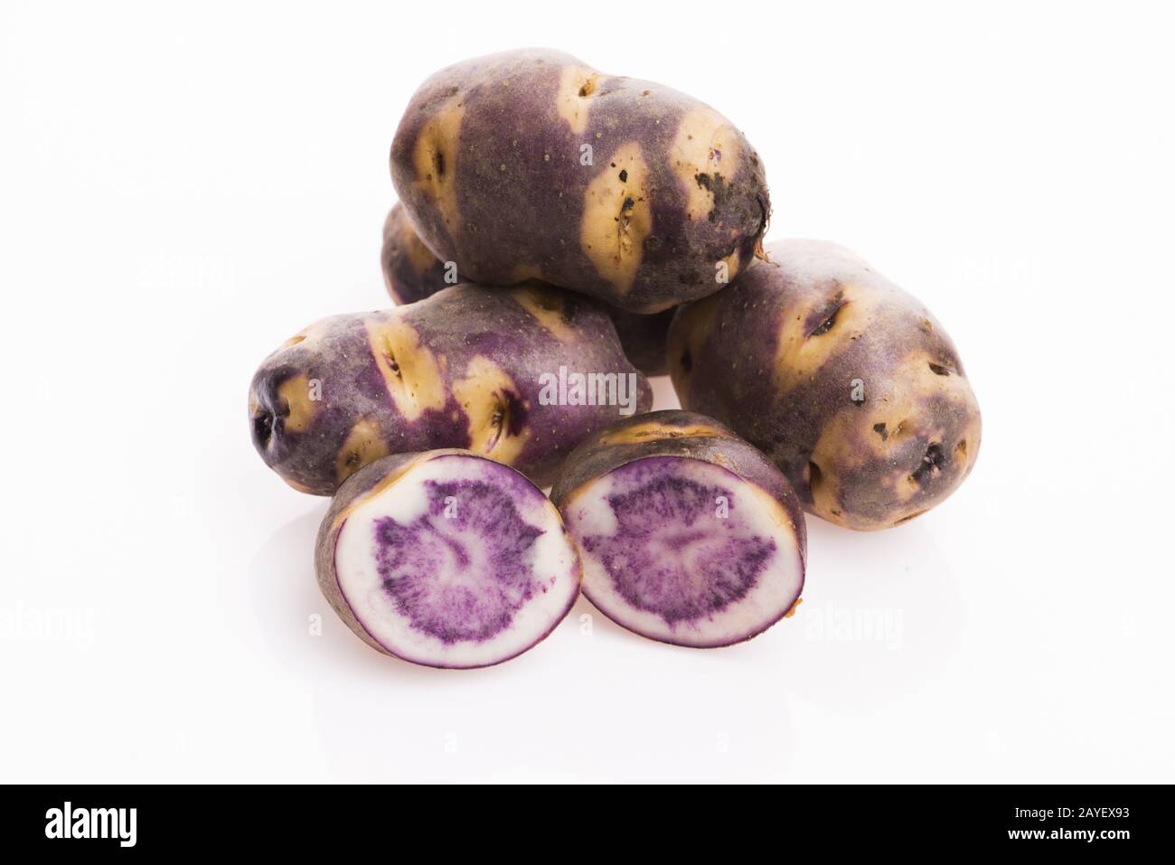 Bianco - patata violetta su fondo bianco. Pianta organica Foto Stock