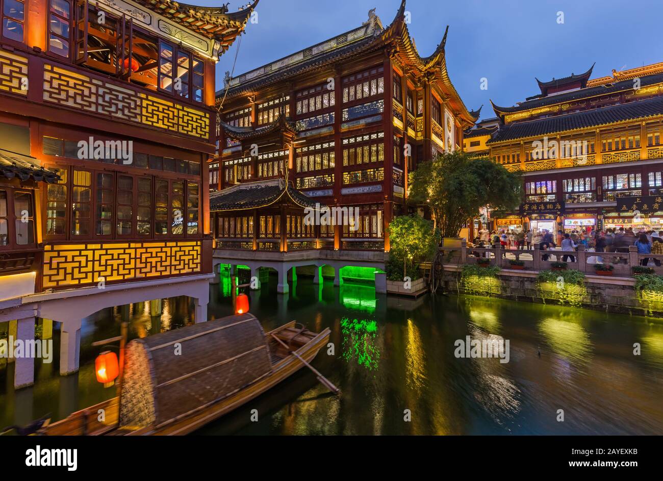 Shanghai, Cina - 22 maggio 2018: Vecchia strada vicino al giardino Yuyuan (Giardino della felicità) nel centro di Shanghai Foto Stock