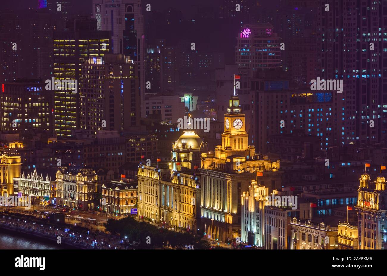 Shanghai, Cina - 21 maggio 2018: Una vista notturna dello skyline dell'argine coloniale di Shanghai, Cina Foto Stock