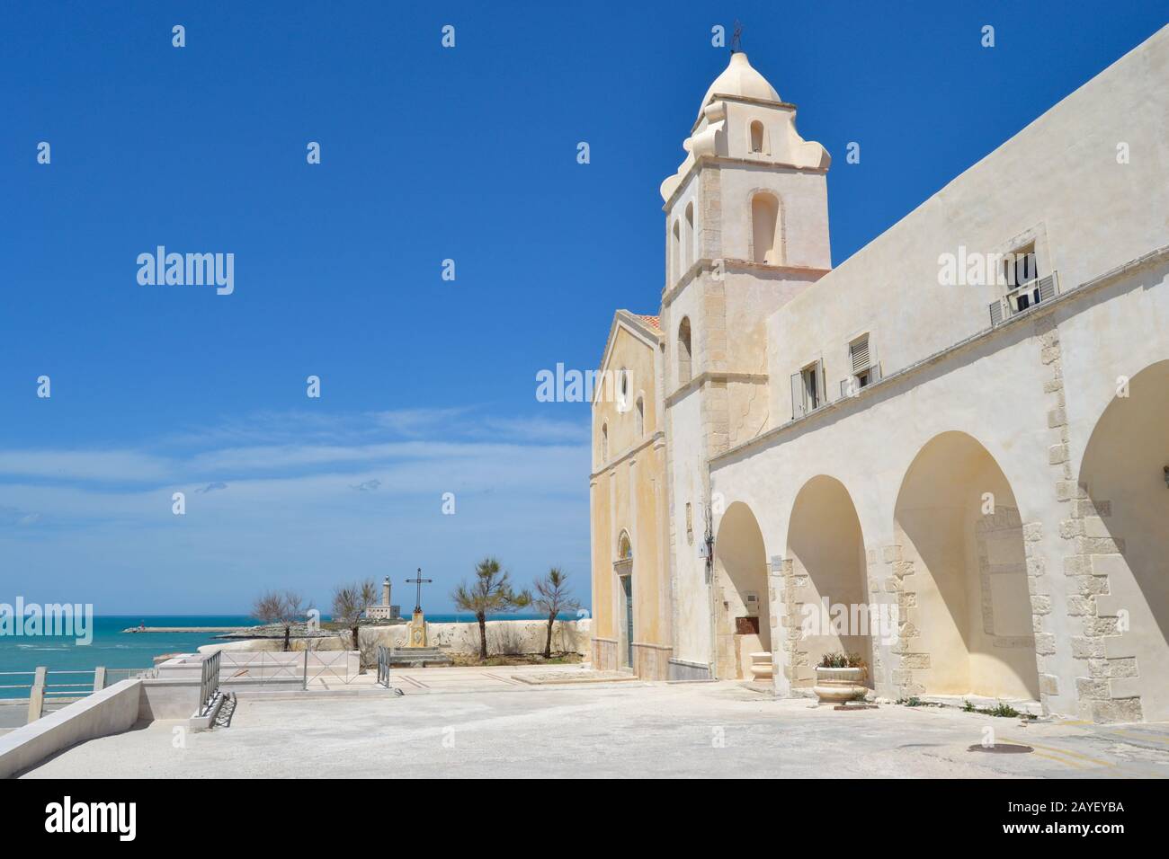 Chiesa di San Francesco, Vieste, Italia in pietra chiara con vista sul mare e un cielo azzurro Foto Stock