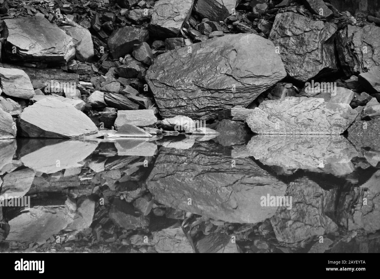 perfetta riflessione di pietre in acqua liscia. Immagine per sfondo, sfondo Foto Stock