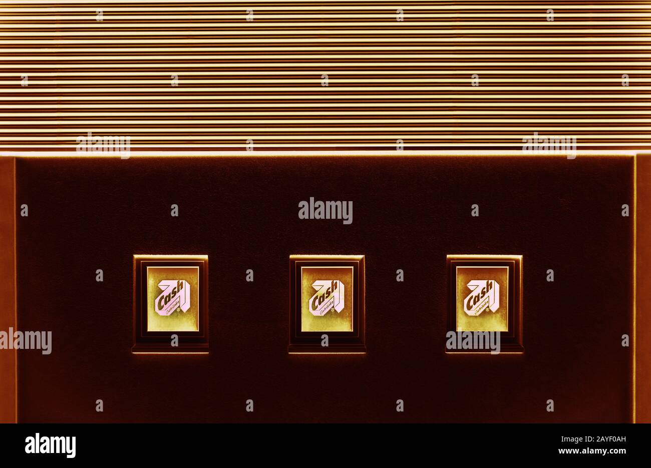 Il bagliore del muro pubblicitario Foto Stock