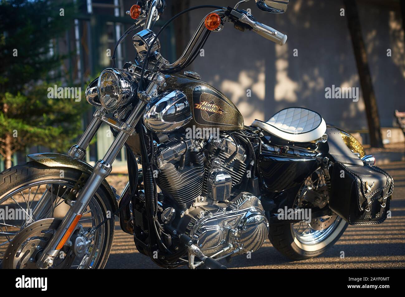 Tbilisi, Georgia - 16 luglio 2019 - ha parcheggiato la motocicletta di bob cromata Harley Davidson Foto Stock