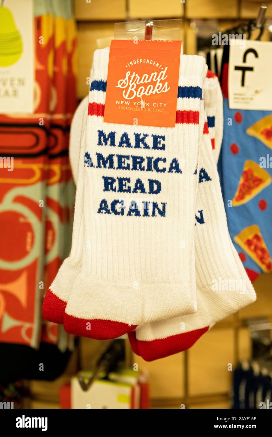 Make AMERICA READ AGAIN Unisex calzini in vendita presso lo Strand Book Store di Greenwich Village, Manhattan, New York City. Foto Stock